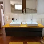 Firmen- Und Ferienunterkunft Am Berzdorfer See, 3 Schlafzimmer, Haus Fuer Bis 6 Personen